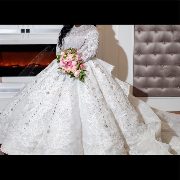 Beautiful Leo Almodal inspired gown with 13 feet + glitter veil with lace edge. - Picture 3 of 7